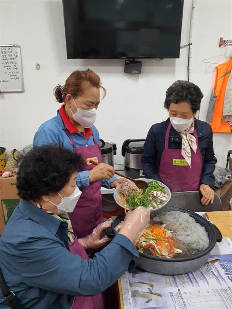 봉래2동 봉산마을 「독거노인 반찬 함께 만들기」 사업 추진 부산의 대표 정론지 국제신문