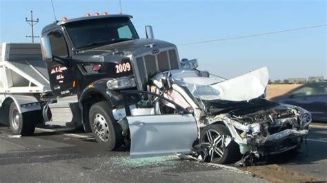 Semi Truck Goes Over Back Of Sedan In 6 Vehicle Madera County Crash Cbs47 And Ksee24 News