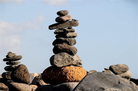 Las pirámides de piedra tradicionales budistas Foto Premium