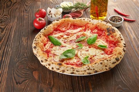 Pizza Napolitana Italiana Original Margherita Con Hojas De Albahaca