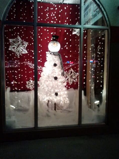 20+ Simple Christmas Window Displays