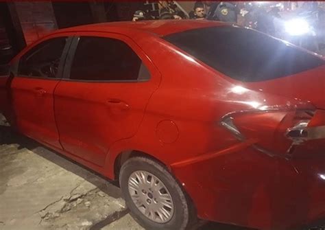 Dupla Rende Mulher Arma Rouba Carro Na Porta De Casa E Um Deles