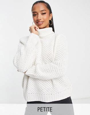 QED London Petite Hochgeschlossener Pullover in Elfenbeinweiß ASOS