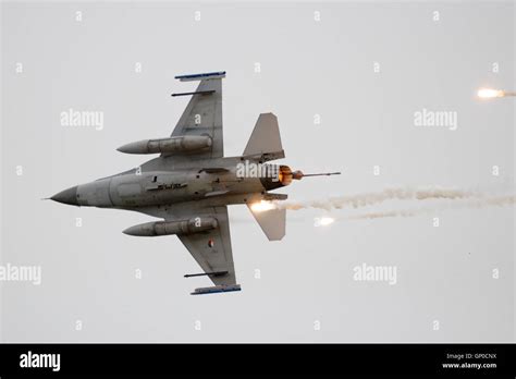 F-16 fighter jet firing off flares Stock Photo - Alamy