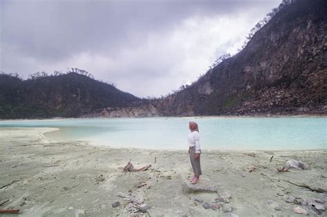 Premium Photo Beautiful Asian Girl Standing On The Stone At Kawah