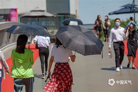 暴晒！北京迎来今年来首个高温天 街头行人清凉出行 天气图集 中国天气网