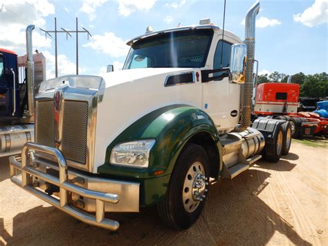 2019 Kenworth T880 Day Cab Truck