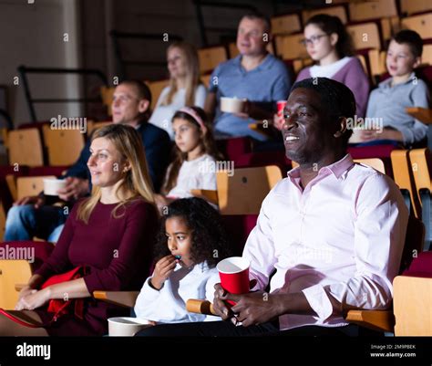 Familia Internacional Comiendo Palomitas De Ma Z Y Viendo Comedia En El