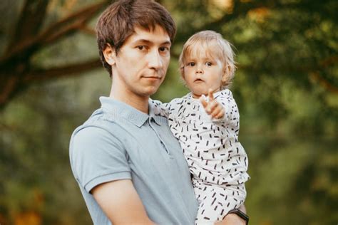 Feliz Padre Familiar E Hijo Caminando Por La Naturaleza Imagen De