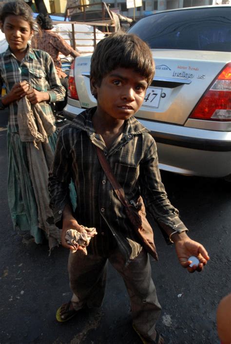 Montek meets Manmohan over poverty line controversy - The Hindu