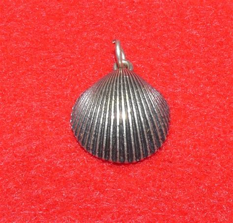 James Avery RETIRED Lg Sea Shell Clam Charm Pendant Claim Shell Charm