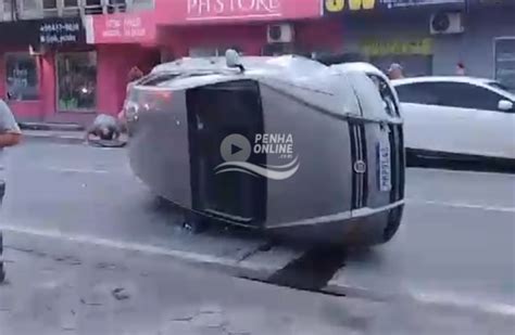 VÍDEO Carro tomba após colidir na traseira de outro veículo na