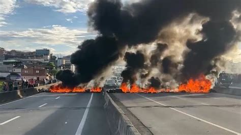 Manifestação bloqueia rodovia Dutra em Guarulhos