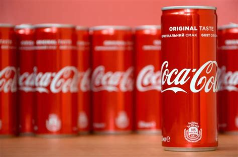 Logotipo De Coca Cola Impreso En Latas De Aluminio Y Colocado En La