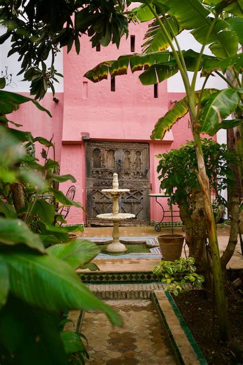 Fountain In Temple Garden · Free Stock Photo