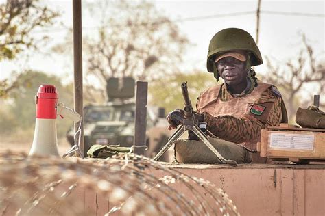 Burkina Faso Dix Soldats Et Trente Deux Suppl Tifs Tu S Par Deux