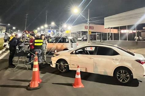 MidiaNews Blitz prende oito motoristas bêbados e remove 66 veículos