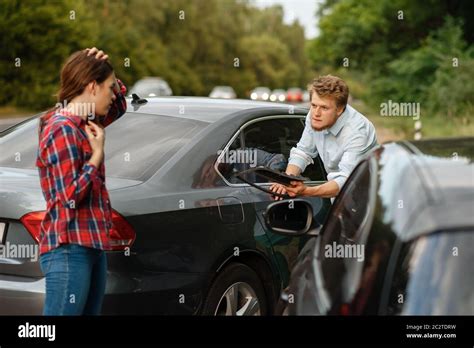 Conductores Hombres Y Mujeres En Carretera Accidente De Coche Accidente Automovilístico