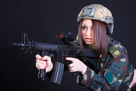 Portrait Dune Femme Dans Un Uniforme Militaire Avec Un Fusil Dassaut