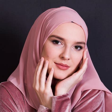 Premium Photo Close Up Of Young Elegance Woman Wearing Hijab Looking