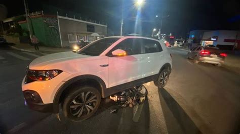 Moto Fica Presa Embaixo De Carro Ap S Acidente Em Atibaia