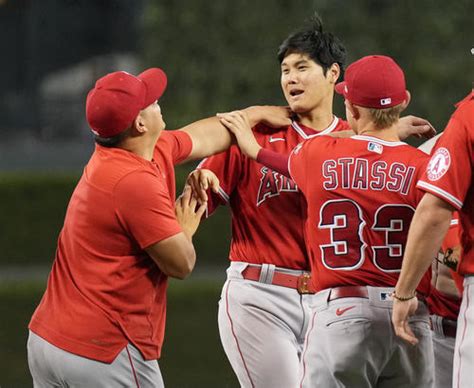 大谷翔平、ホセ・スアレスのちょっかいに必死で応戦 髪の毛引っ張り、首をボキ、デコピン1発 カンビンの観たい撮りたい伝えたい Mlb