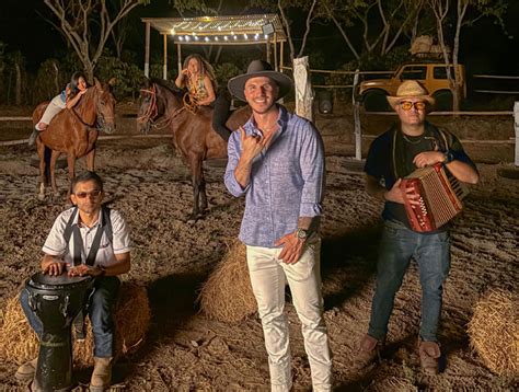 El Guatemalteco Ale Mendoza Presenta Su Nuevo Sencillo Six De Botellas