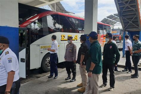 Foto Banyak Awak Bus Akap Langgar Aturan Ppkm Darurat Di Surabaya