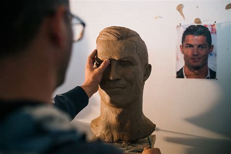 Escultor Del Famoso Busto De Ronaldo Intenta Redimirse