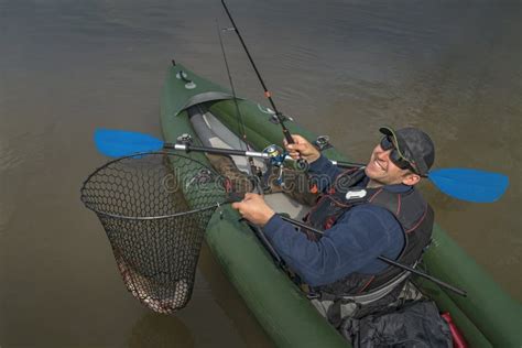 Pesca Do Caiaque No Lago Peixes Travados Pescador Do Pique No Barco