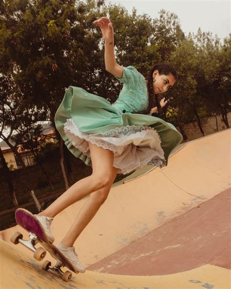 Fot Grafa Retrata As Mulheres Bolivianas Que Andam De Skate Em Trajes