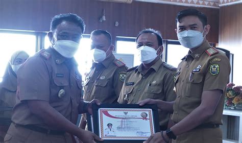 Pemkot Bandar Lampung Serahkan Penghargaan Inovasi Daerah Kepada OPD