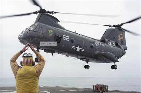 Amazon Photo A Us Navy Usn Aircraft Handler Signals The Pilot Of