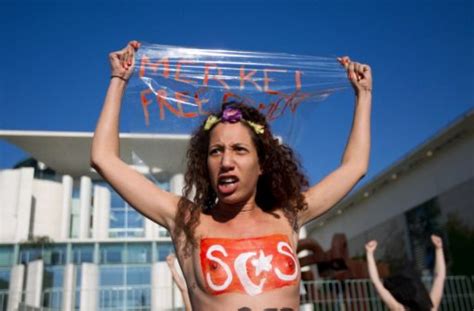 Fotostrecke Kanzleramt Berlin Femen Aktivistinnen Protestieren Nackt