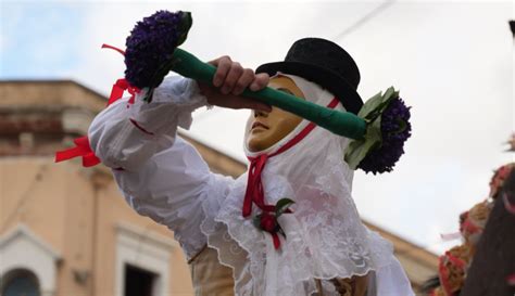 Oristano Il Meteo Non Spaventa I Turisti In Migliaia Per La Sartiglia