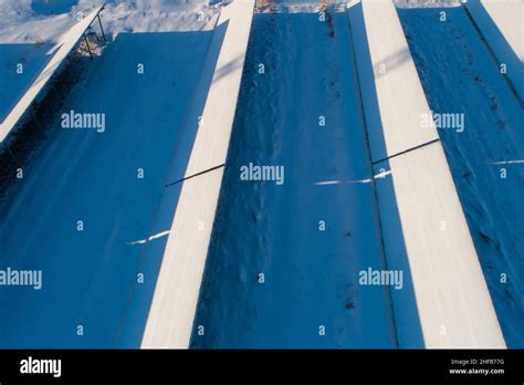 Antena De Paneles Solares Cubiertos De Nieve Baja Eficiencia Durante