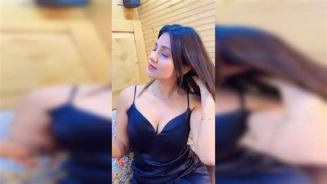 Anjali Arora Hot Viral Video Anjali Arora S Hot Looks In New Video Make The Internet Go Crazy