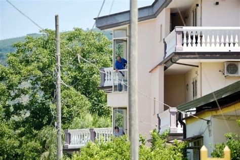 Napoli Lancia Figlia Di Mesi Da Balcone Morta Sul Colpo Rai News