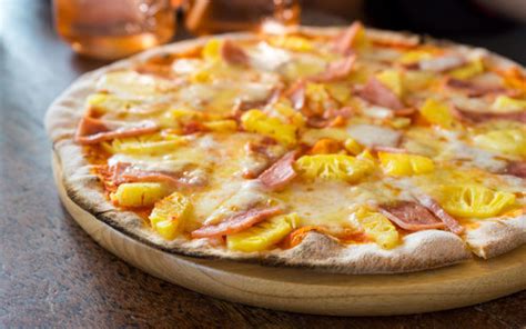 LEBANESE BREAD HAM & PINEAPPLE PIZZA - Pure Gold Pineapples