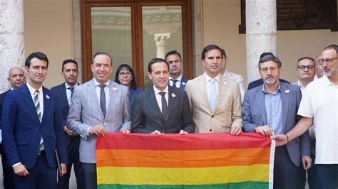 El Supremo avala la bandera gay en edificios públicos y da la razón a