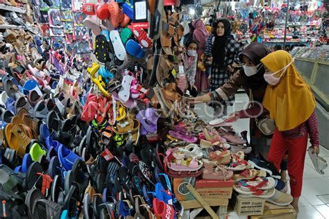 Belanja Pakaian Di Pasar Tradisional Antara Foto