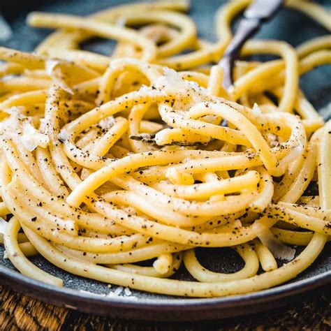 Cacio E Pepe Bucatini Pecorino Romano Black Pepper Sip And Feast