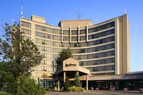 Hotel Exterior | The Radisson Hotel Toronto East, located ju… | Flickr