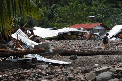 La Tormenta Tropical Nalgae Arremete Contra Filipinas Y Deja Al Menos