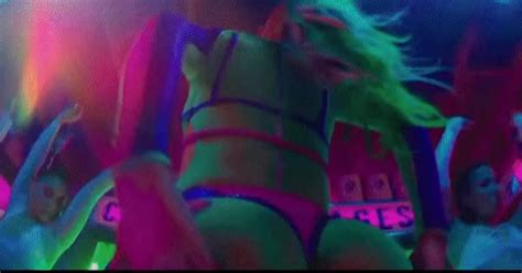 Iggy Slapping Her Fat Ass Scrolller