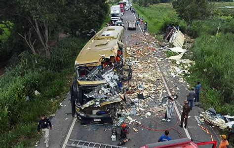 Acidente entre carreta ônibus e caminhonete deixa sete mortos em MT