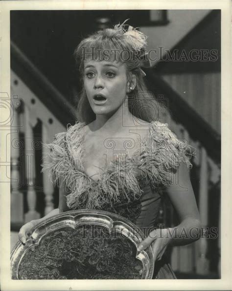 1969 Press Photo Actress Carrie Snodgress Holding Silver Tray Mjp434