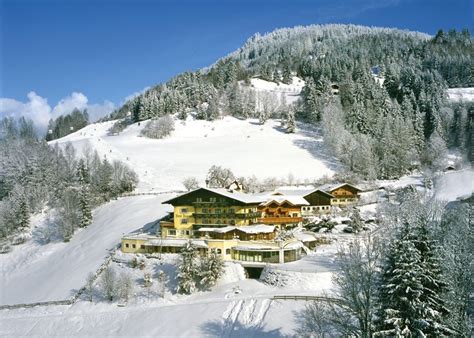 Gut Berg Naturhotel Alpendorf Außenansicht Winter in St