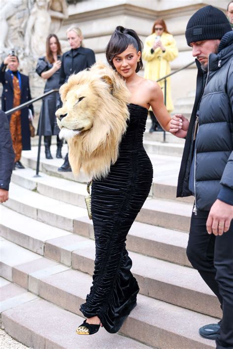 Kylie Jenner Brise L Internet En Robe Corset Avec Une Immense T Te De Lion