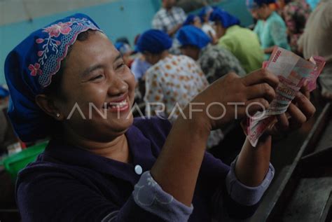 TERIMA TUNJANGAN HARI RAYA ANTARA Foto